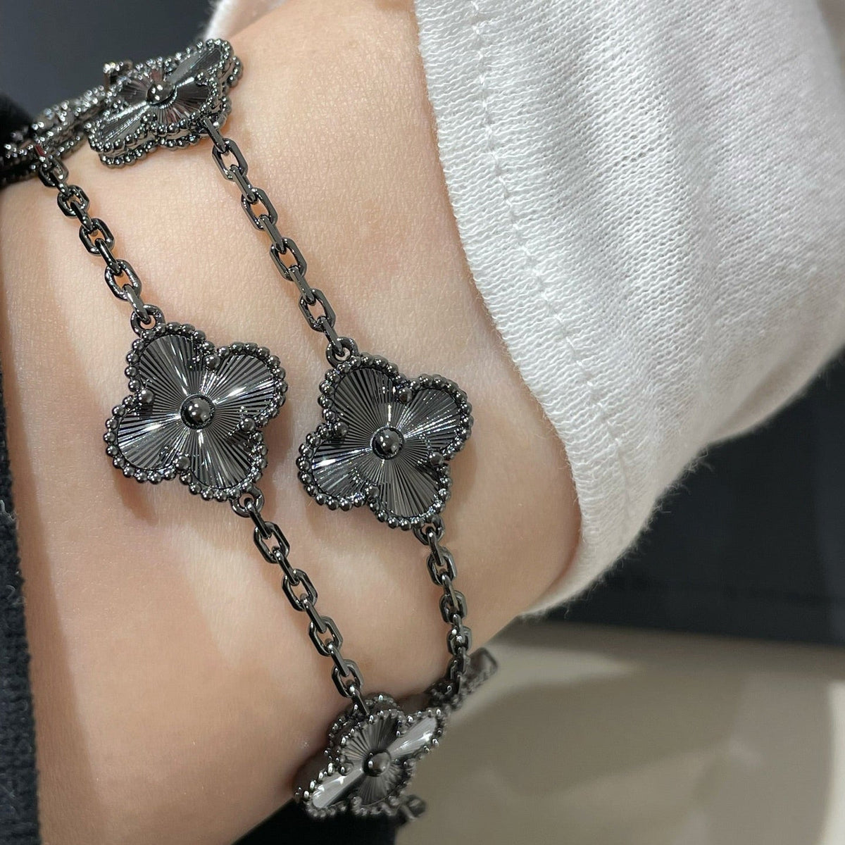 [⭐Maelin]CLOVER 5 MOTIF BLACK BRACELET
