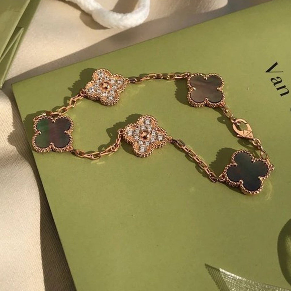 [⭐Maelin] CLOVER 5 MOTIF GRAY MOP BRACELET COLLECTION