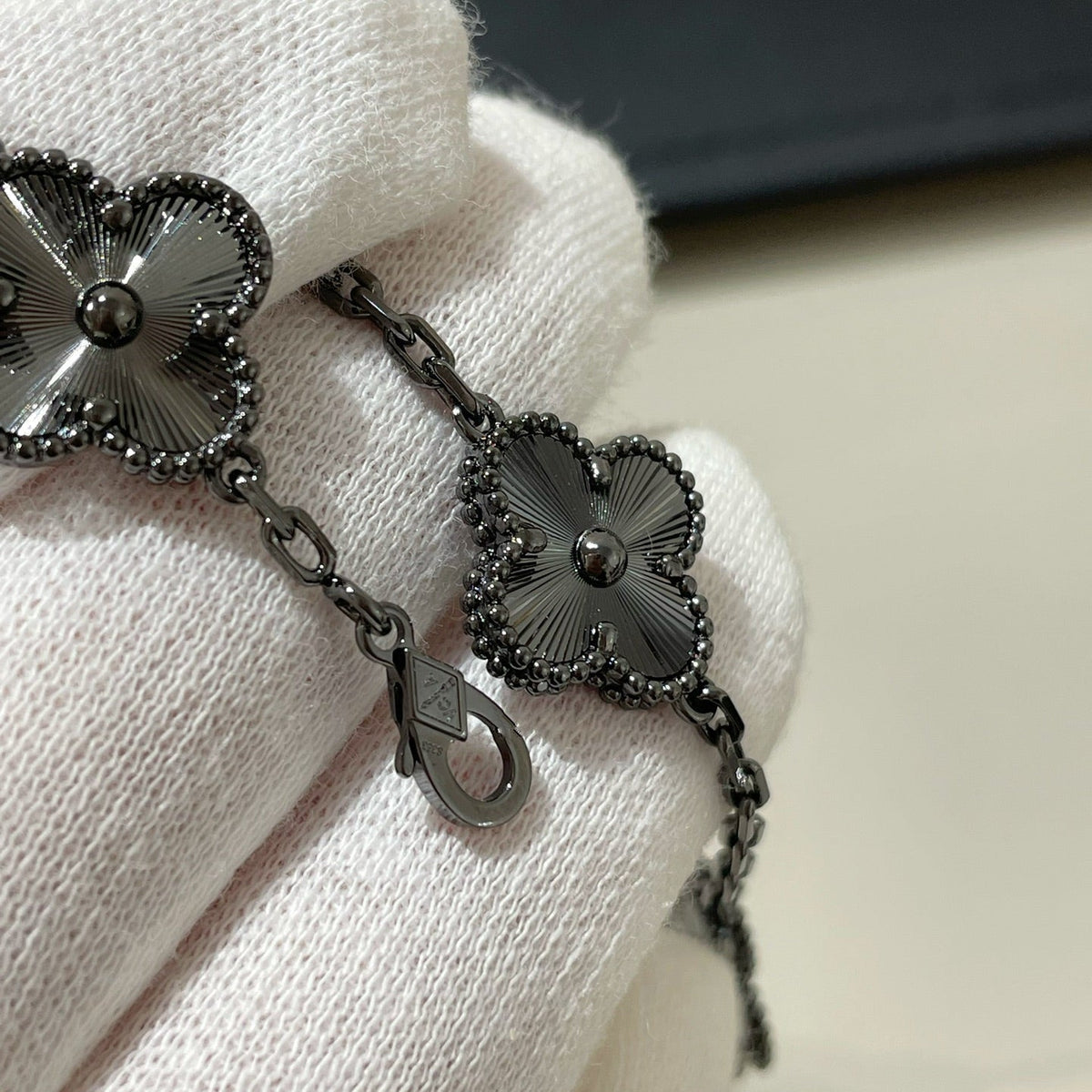 [⭐Maelin]CLOVER 5 MOTIF BLACK BRACELET