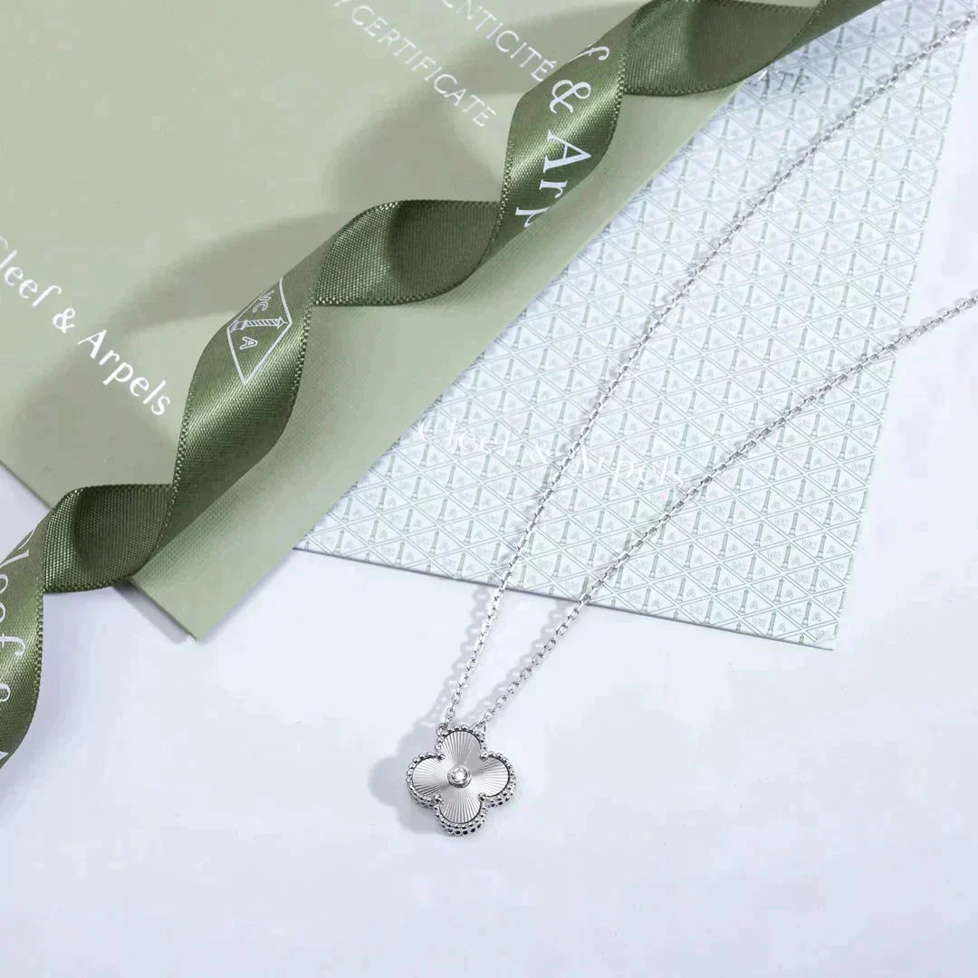 [⭐Maelin]CLOVER  15MM DIAMOND LASER NECKLACE SILVER