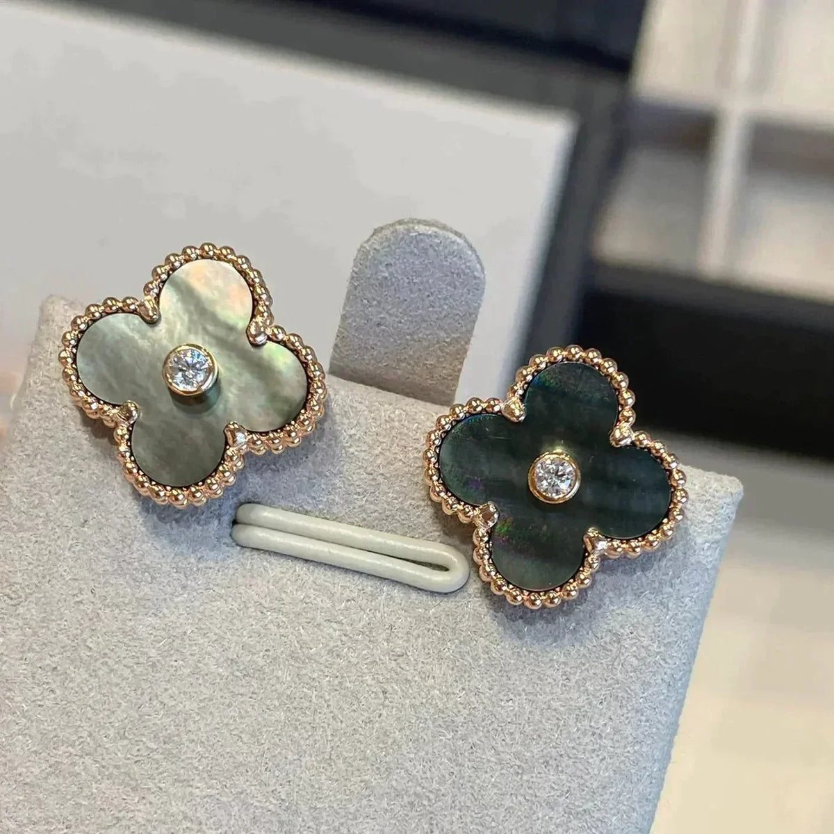 [⭐Maelin]CLOVER MEDIUM 1 MOTIFS GRAY MOP  DIAMOND EARRINGS