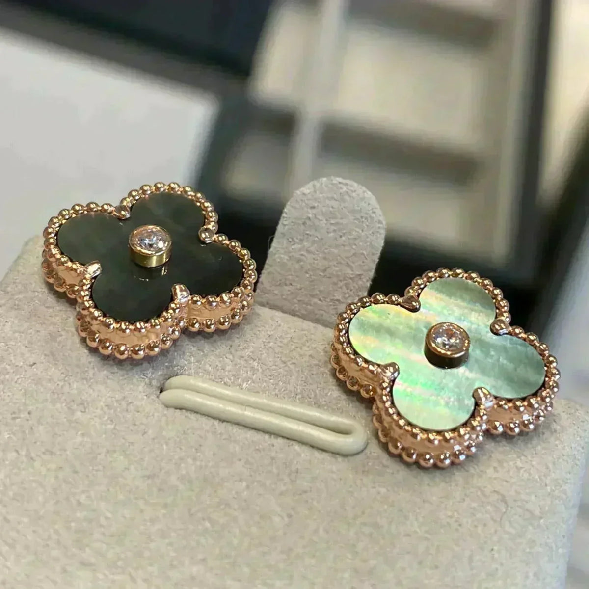 [⭐Maelin]CLOVER MEDIUM 1 MOTIFS GRAY MOP  DIAMOND EARRINGS
