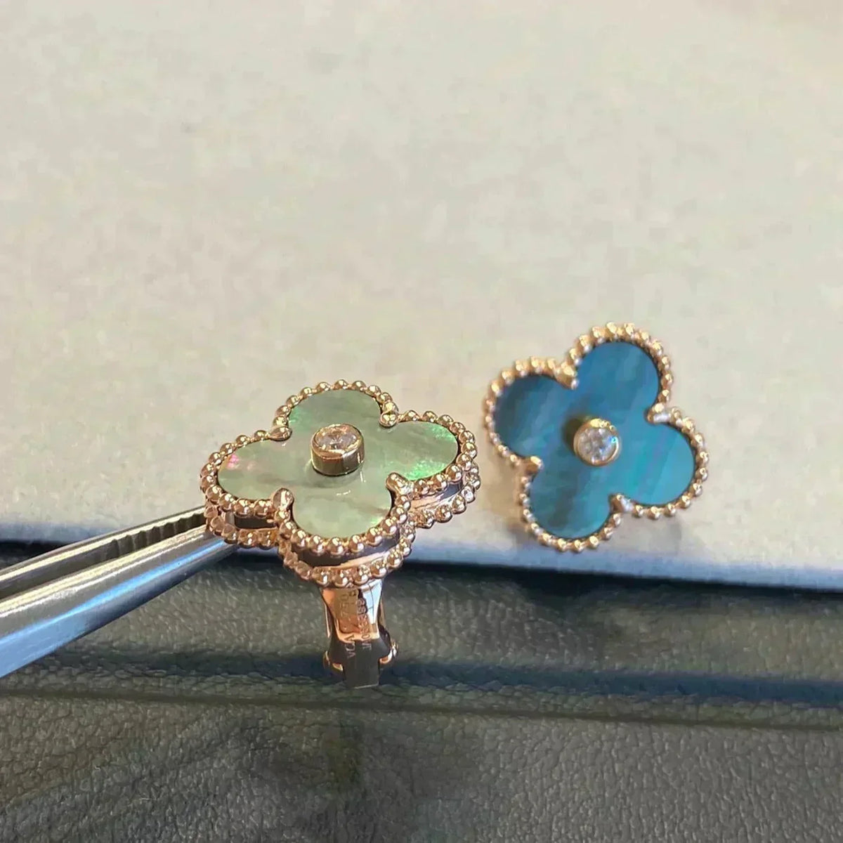 [⭐Maelin]CLOVER MEDIUM 1 MOTIFS GRAY MOP  DIAMOND EARRINGS