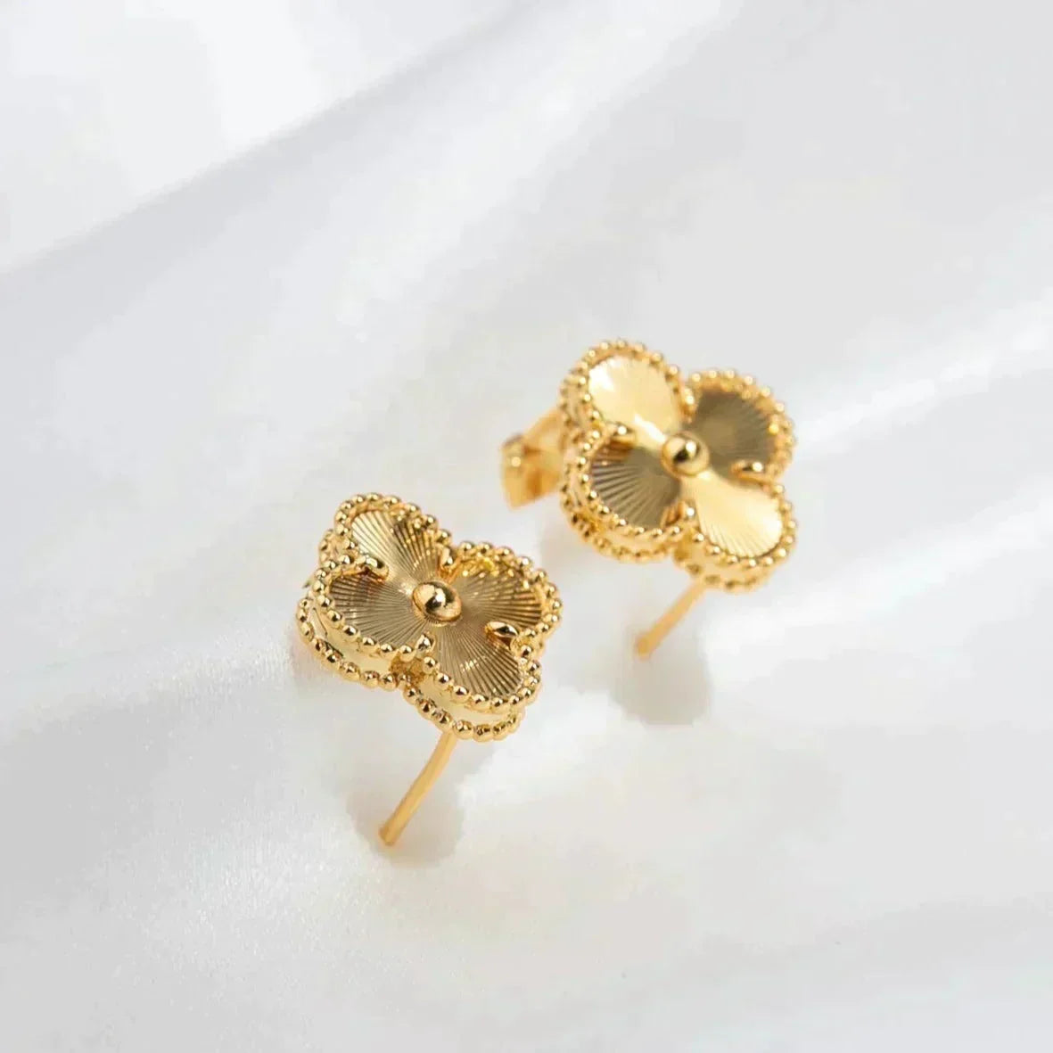 [⭐Maelin]CLOVER MEDIUM 1 MOTIFS LASER EARRINGS