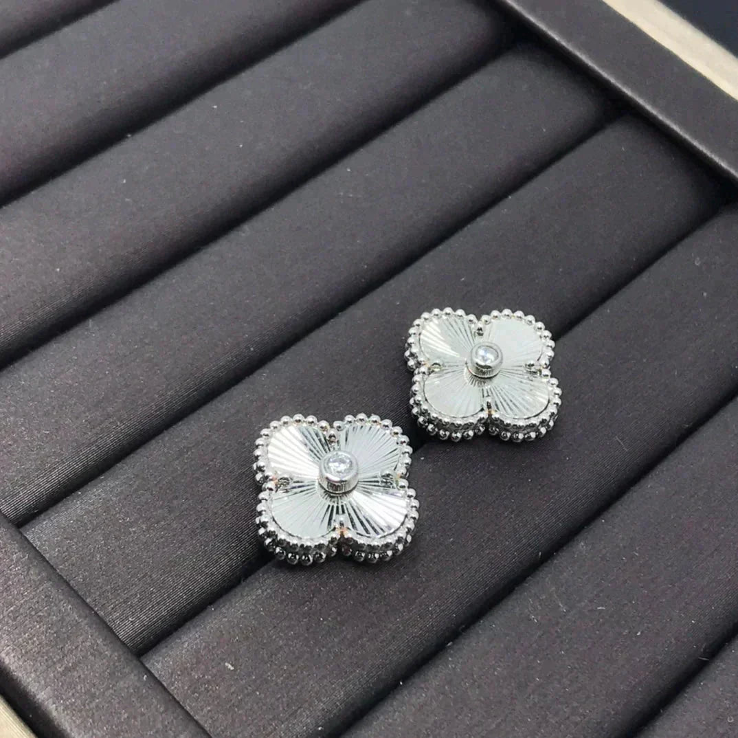 [⭐Maelin]CLOVER MINI 9.5MM LASER EARRINGS