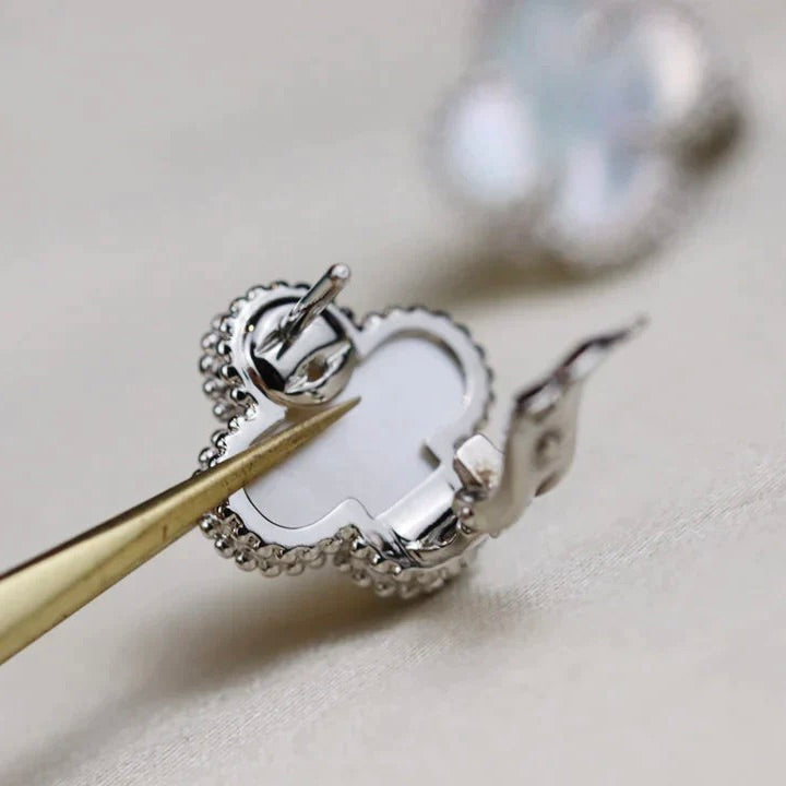 [⭐Maelin]CLOVER MEDIUM 1 MOTIFS  WHITE MOP EARRINGS SILVER