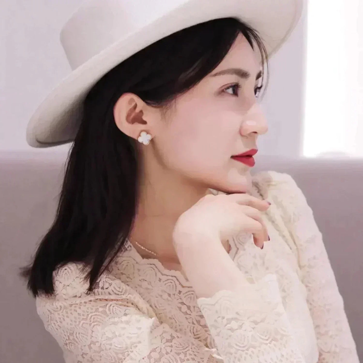 [⭐Maelin]CLOVER MEDIUM 1 MOTIFS  WHITE MOP STUD EARRINGS