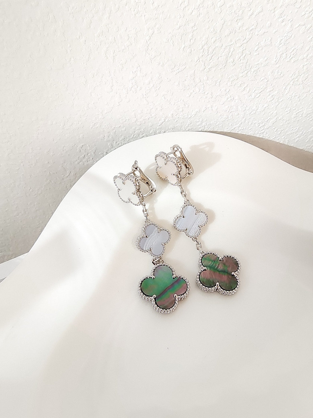 [⭐Maelin]CLOVER 3 MOTIFS CHALCEDONY DARK MOP SILVER EARRINGS