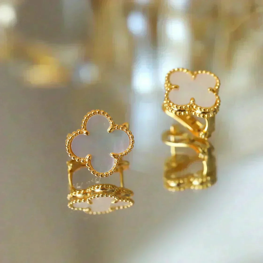[⭐Maelin]CLOVER MEDIUM 1 MOTIFS  WHITE MOP STUD EARRINGS