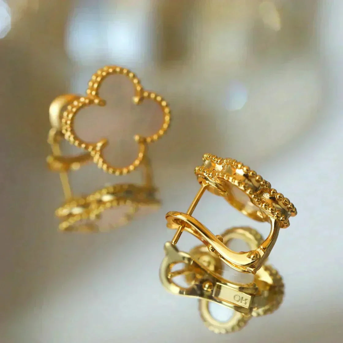 [⭐Maelin]CLOVER MEDIUM 1 MOTIFS  WHITE MOP STUD EARRINGS