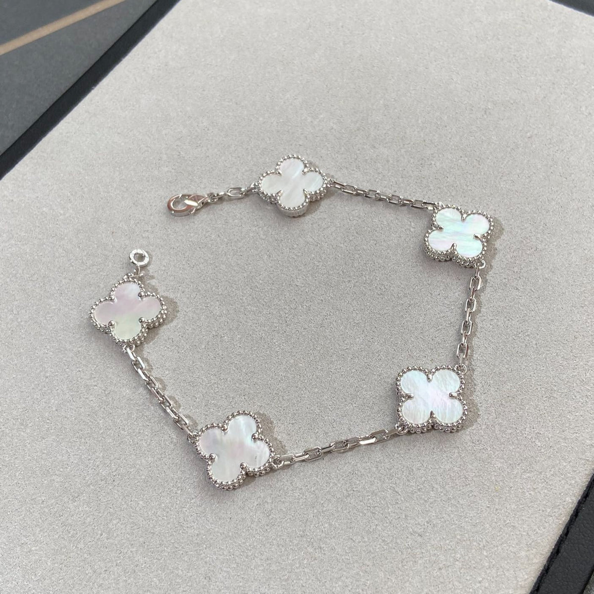 [⭐Maelin]CLOVER WHITE PEARL MOP 5 MOTIF BRACELET COLLECTION