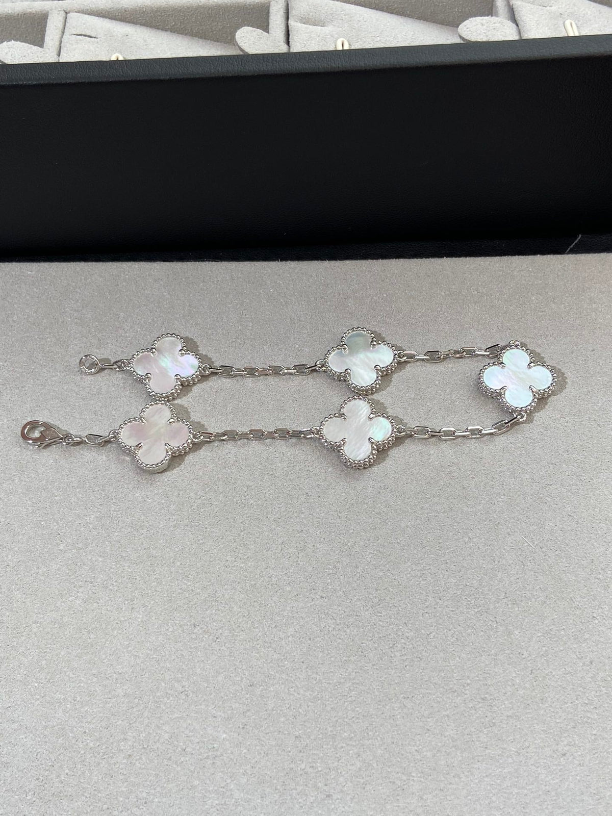 [⭐Maelin]CLOVER WHITE PEARL MOP 5 MOTIF BRACELET COLLECTION