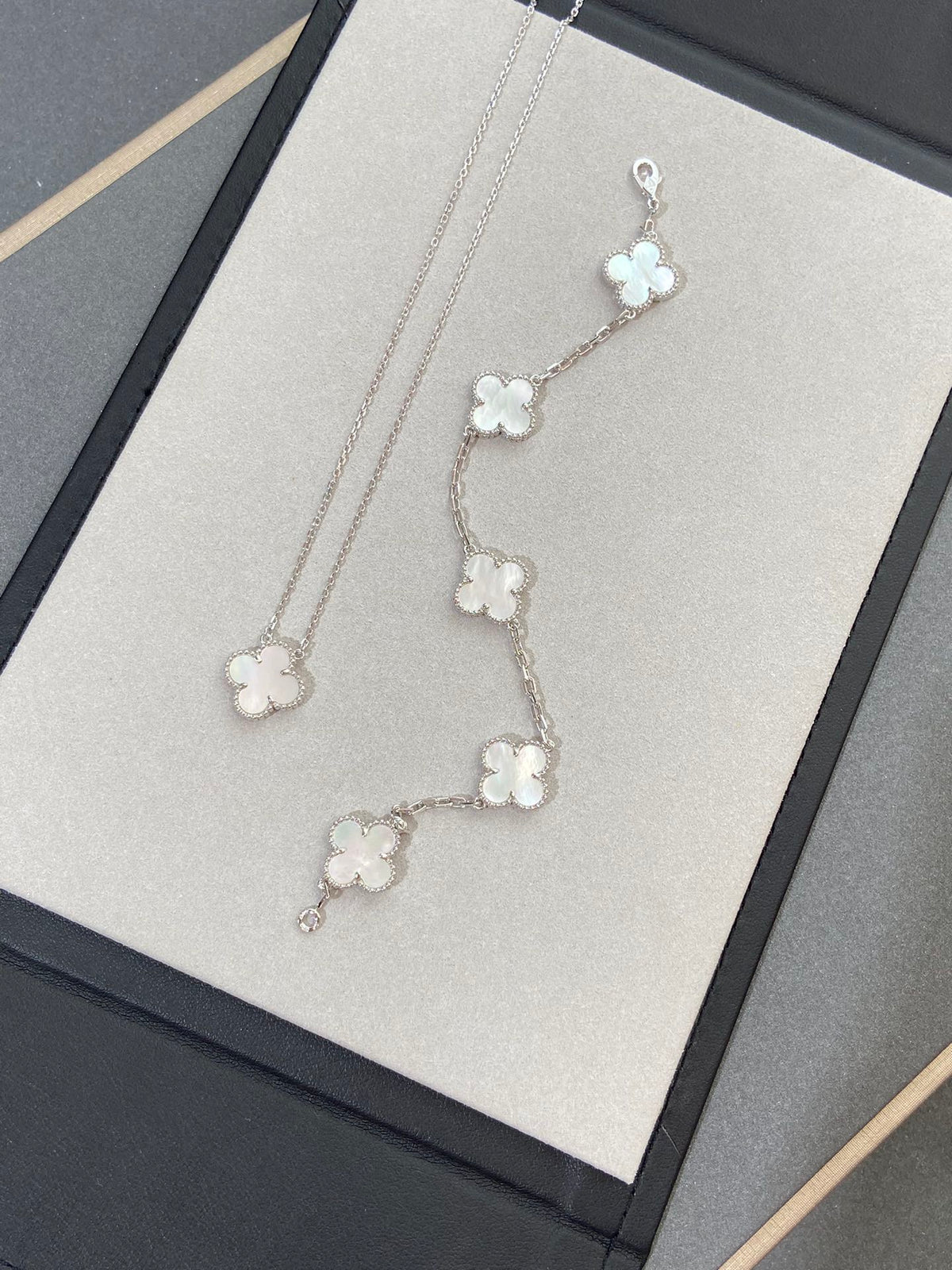 [⭐Maelin]CLOVER WHITE PEARL MOP 5 MOTIF BRACELET COLLECTION