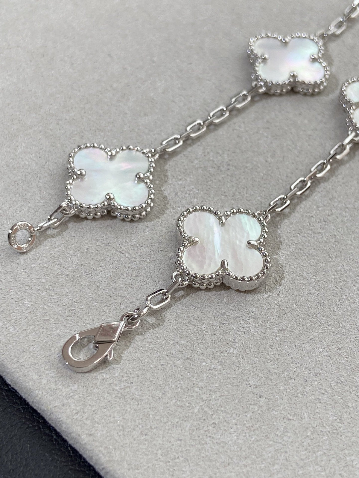 [⭐Maelin]CLOVER WHITE PEARL MOP 5 MOTIF BRACELET COLLECTION