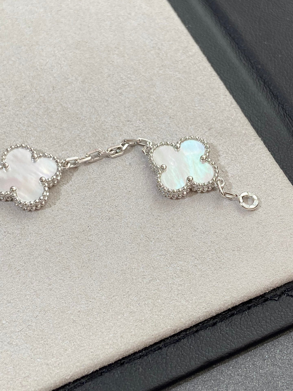 [⭐Maelin]CLOVER WHITE PEARL MOP 5 MOTIF BRACELET COLLECTION