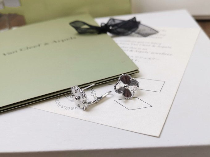 [⭐Maelin]CLOVER MEDIUM STUD EARRINGS