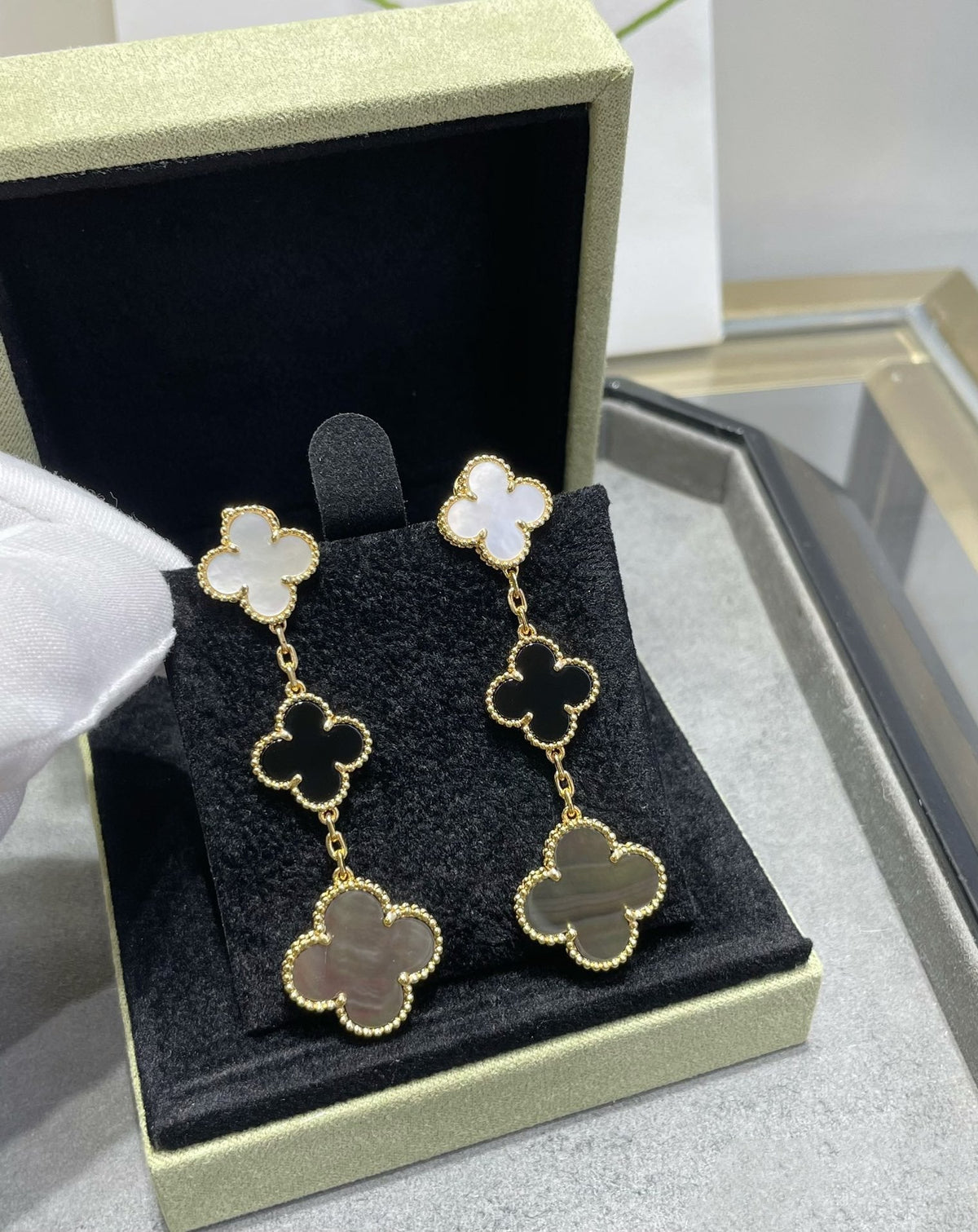 [⭐Maelin]CLOVER 3 MOTIF MOP ONYX DARK MOP PINK GOLD EARRINGS