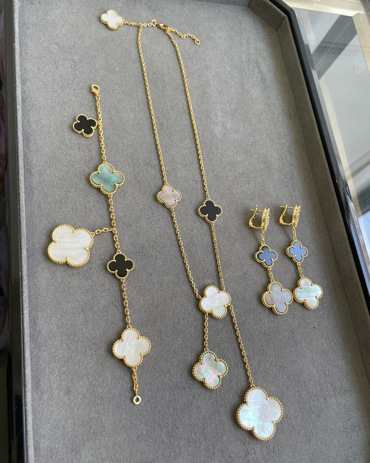[⭐Maelin]CLOVER 3 MOTIF MOP ONYX DARK MOP PINK GOLD EARRINGS