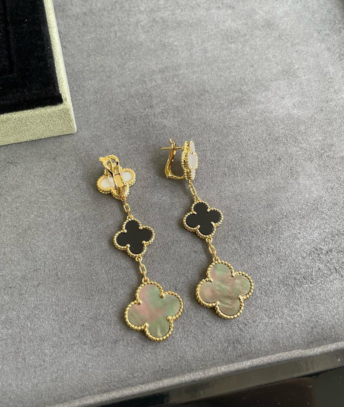 [⭐Maelin]CLOVER 3 MOTIF MOP ONYX DARK MOP PINK GOLD EARRINGS