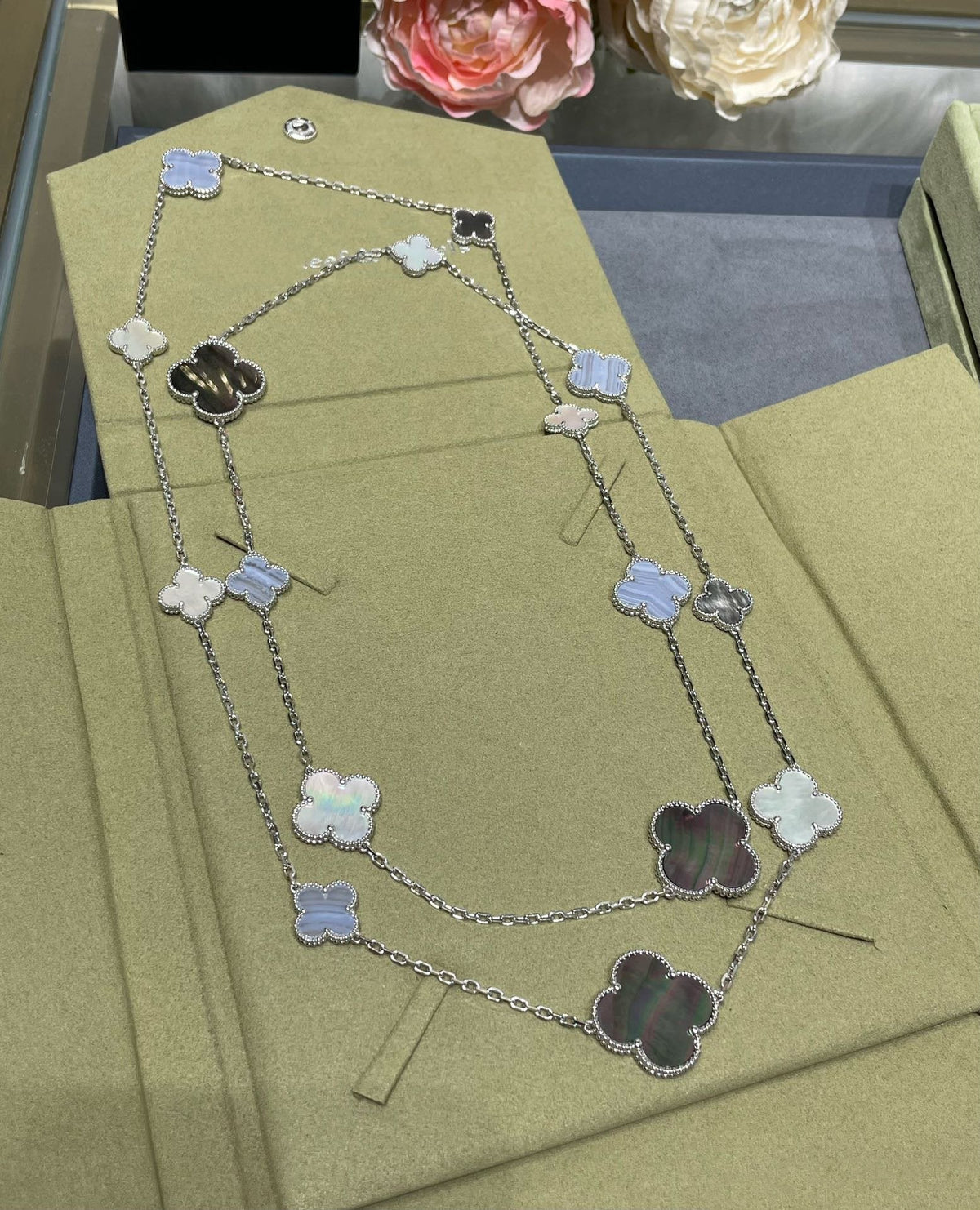 [⭐Maelin]CLOVER 16 MOTIF CHALCEDONY MOP SILVER NECKLACE