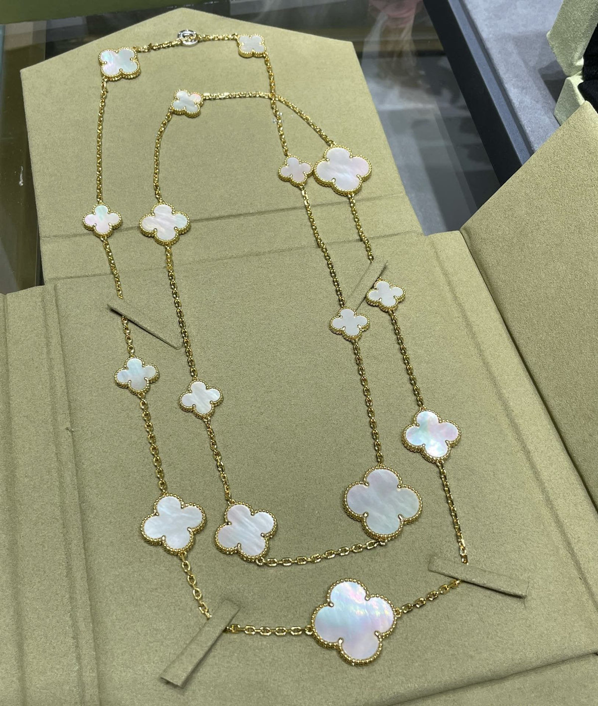 [⭐Maelin]CLOVER 16 MOTIF WHITE MOP GOLD NECKLACE
