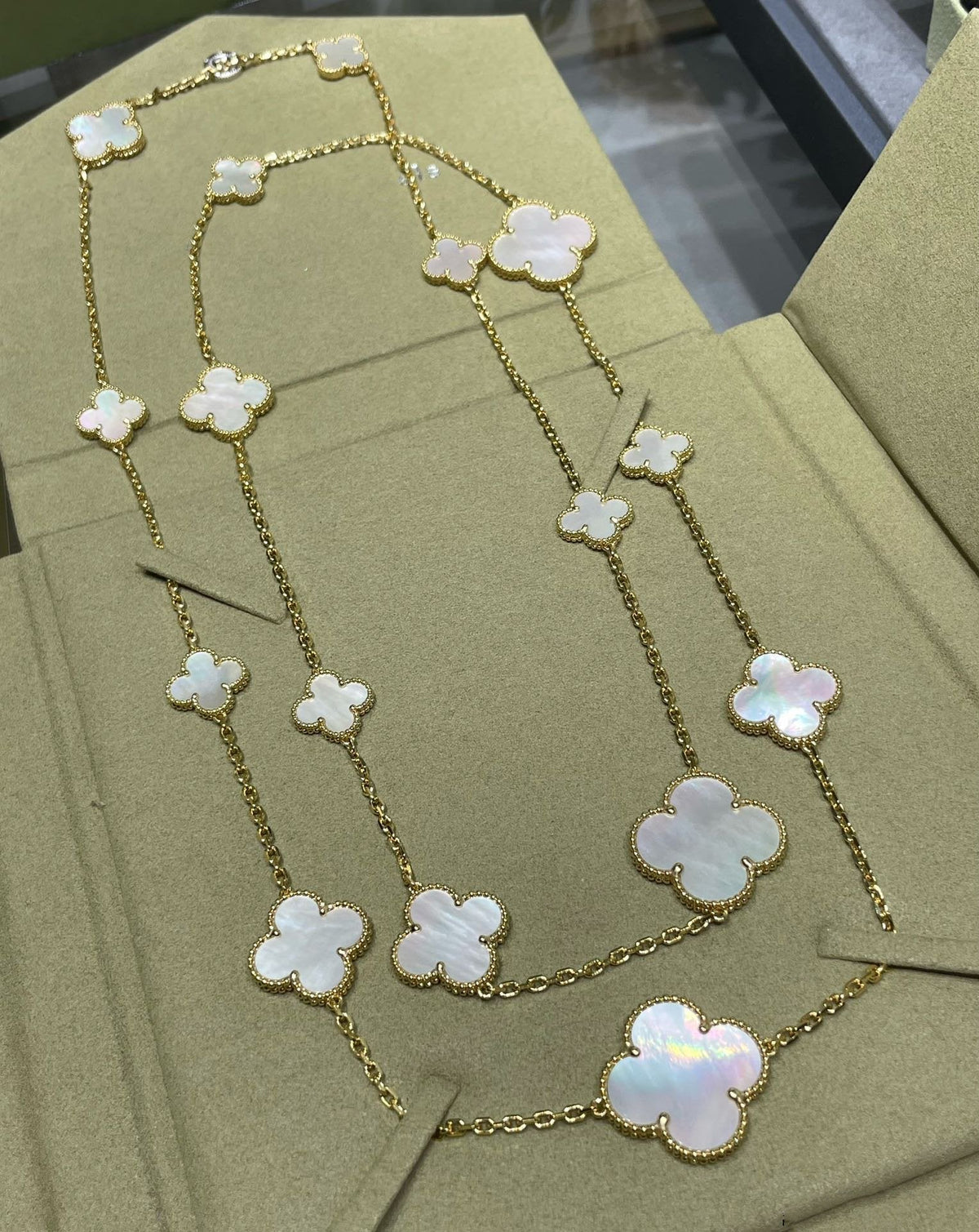 [⭐Maelin]CLOVER 16 MOTIF WHITE MOP GOLD NECKLACE