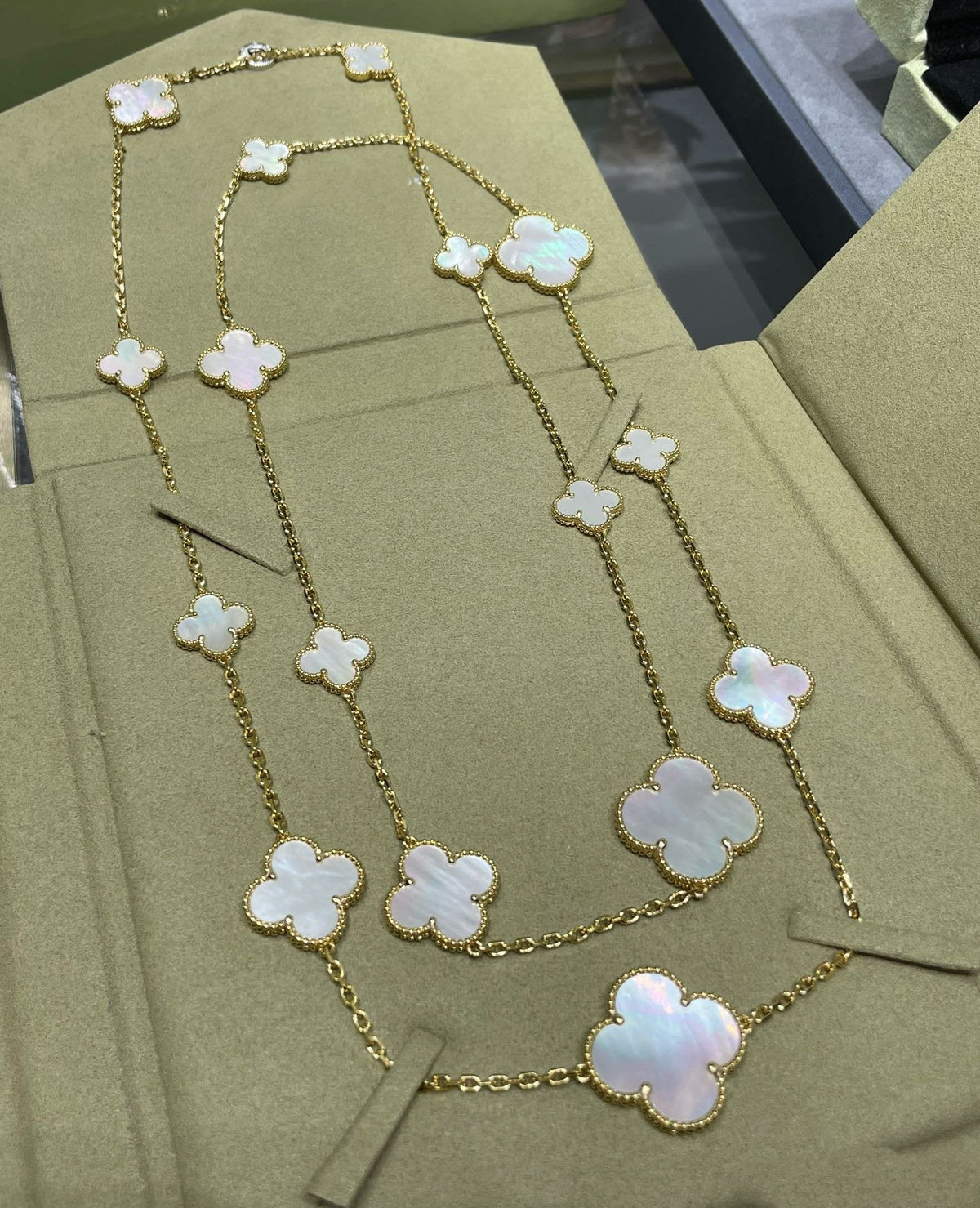 [⭐Maelin]CLOVER 16 MOTIF WHITE MOP GOLD NECKLACE