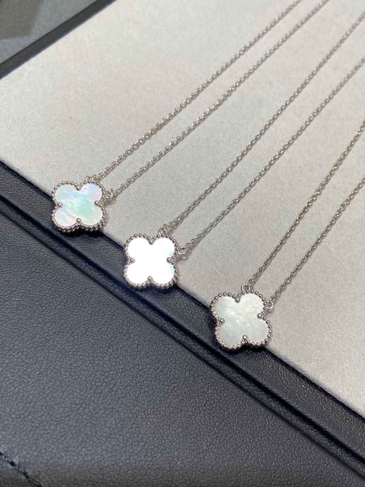 [⭐Maelin]CLOVER MEDIUM SILVER WHITE MOP NECKLACE