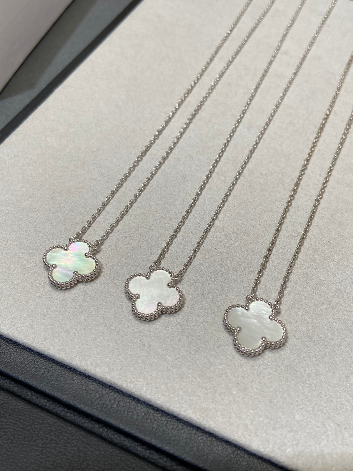 [⭐Maelin]CLOVER MEDIUM SILVER WHITE MOP NECKLACE