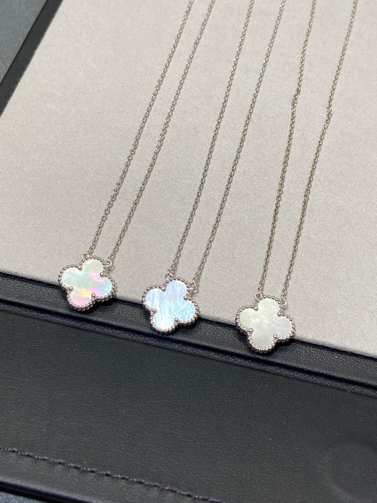 [⭐Maelin]CLOVER MEDIUM SILVER WHITE MOP NECKLACE