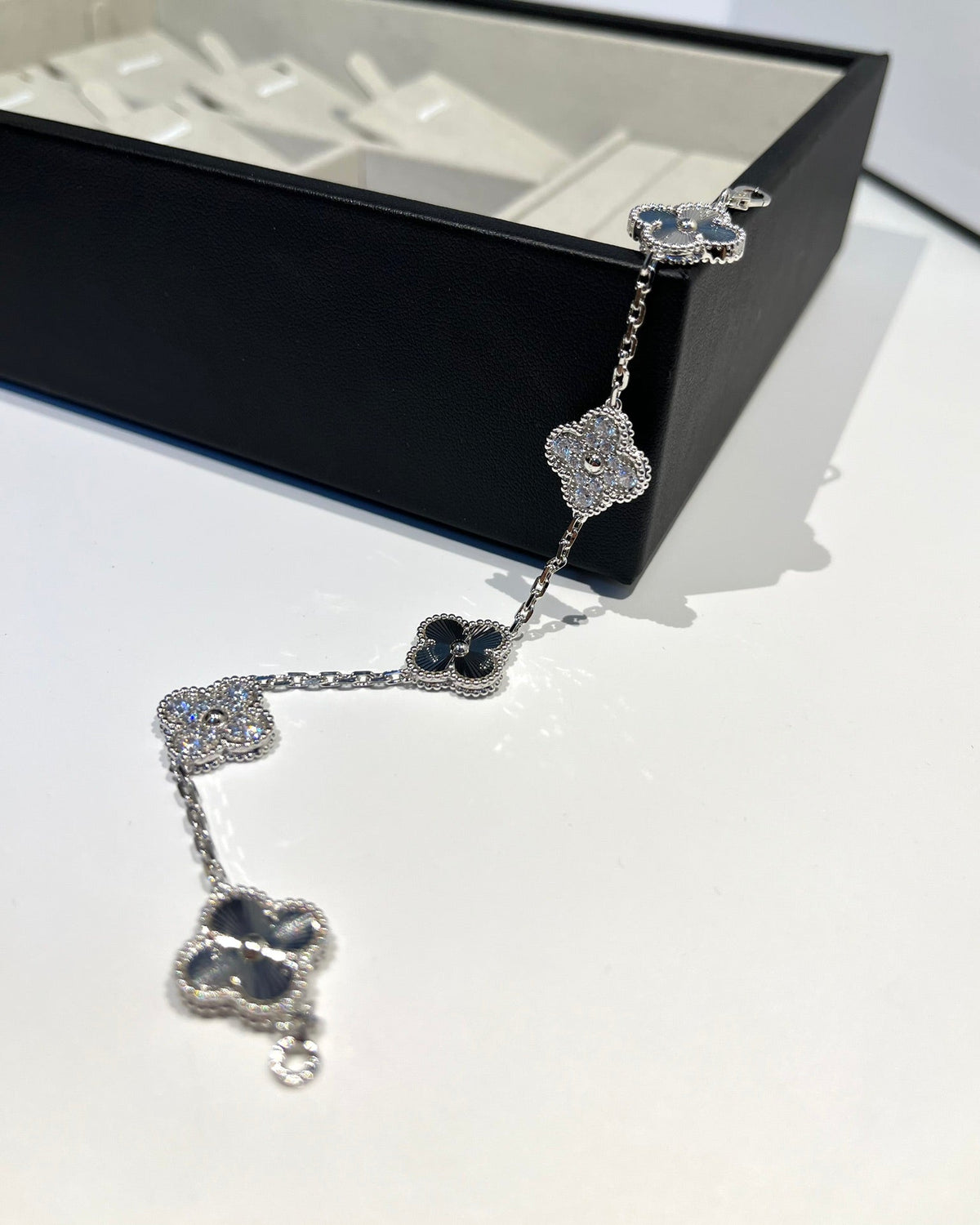 [⭐Maelin] CLOVER 5 MOTIF LASER BRACELET COLLECTION