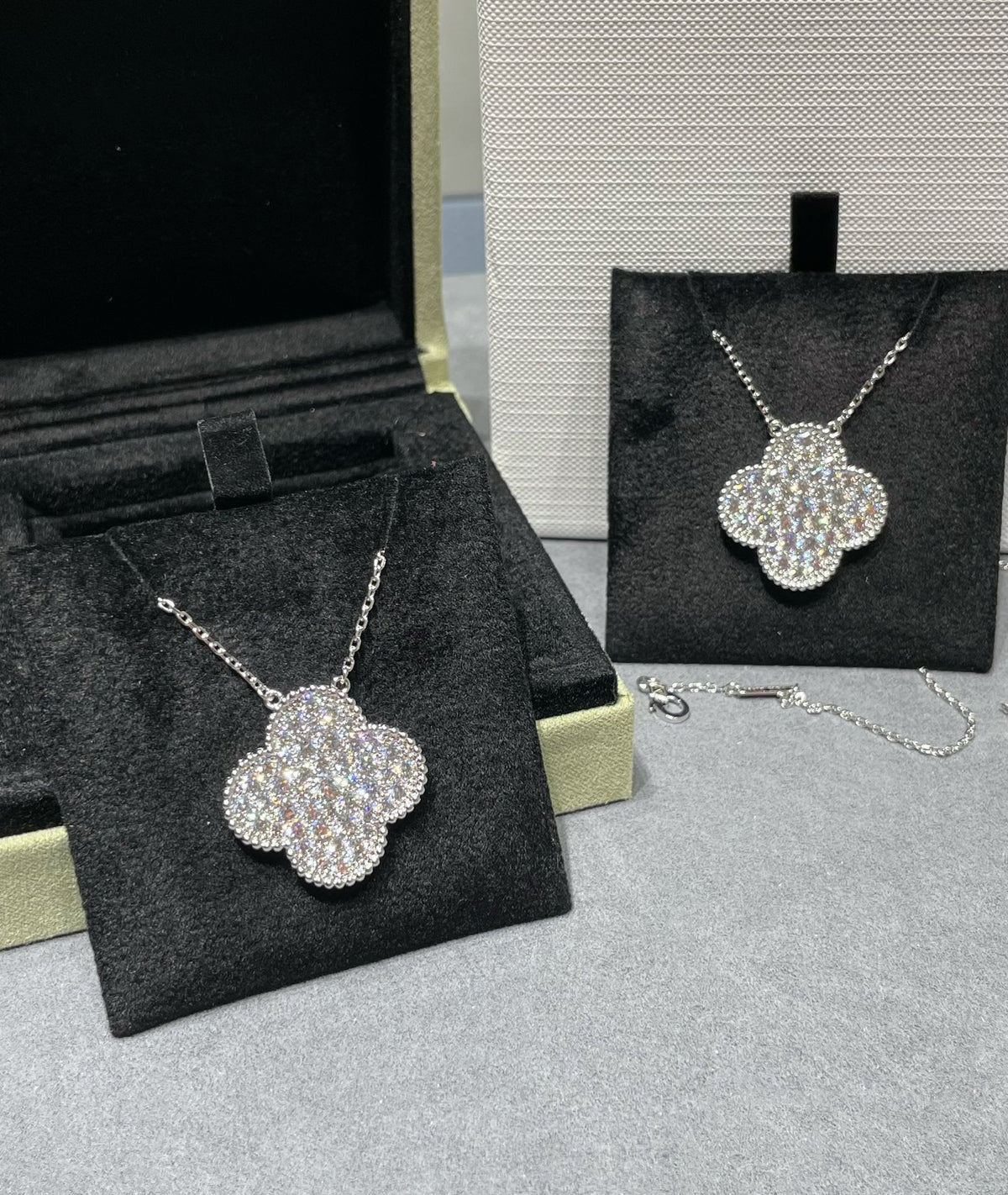 [⭐Maelin]CLOVER 25MM LARGE PENDANT DIAMOND PAVED SILVER NECKLACE