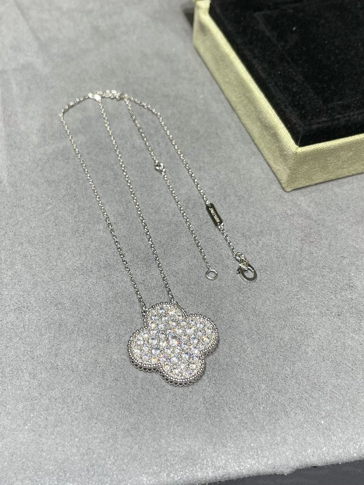 [⭐Maelin]CLOVER 25MM LARGE PENDANT DIAMOND PAVED SILVER NECKLACE
