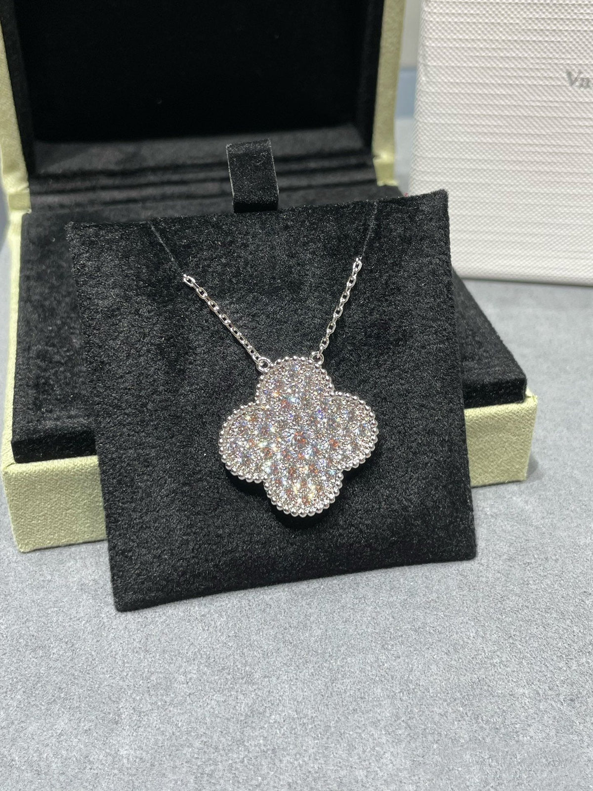 [⭐Maelin]CLOVER 25MM LARGE PENDANT DIAMOND PAVED SILVER NECKLACE