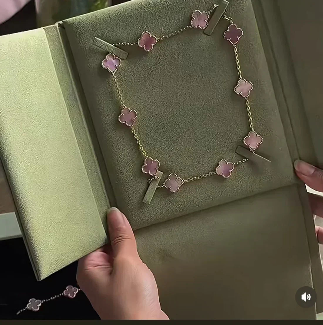 [⭐Maelin Jewellery] Pink Necklace with Ten Clover Designs