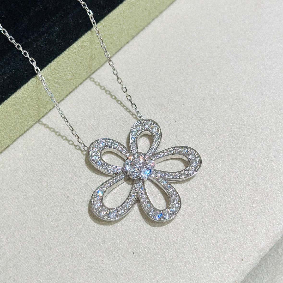 [⭐Maelin]FLOWERLACE NECKLACE FULL DIAMONDS