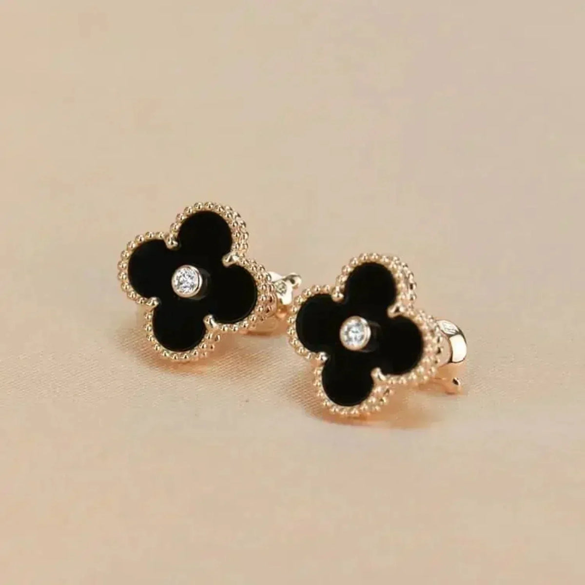 [⭐Maelin]CLOVER MEDIUM 1 MOTIFS ONYX DIAMOND EARRINGS