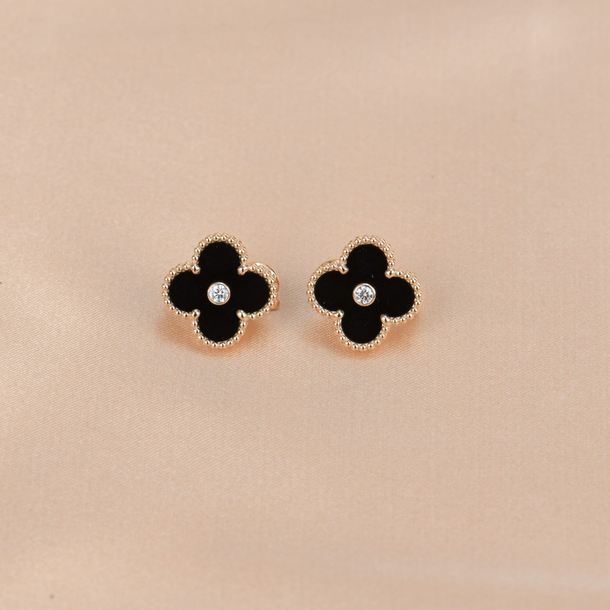 [⭐Maelin]CLOVER MEDIUM 1 MOTIFS ONYX DIAMOND EARRINGS