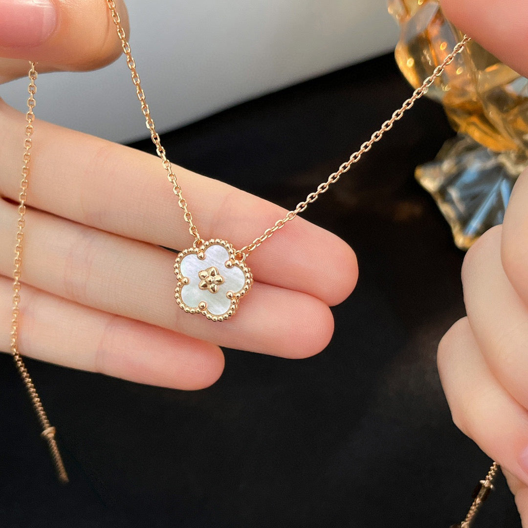 [⭐Maelin]LUCKY  WHITE MOP  PLUM BLOSSOM NECKLACE
