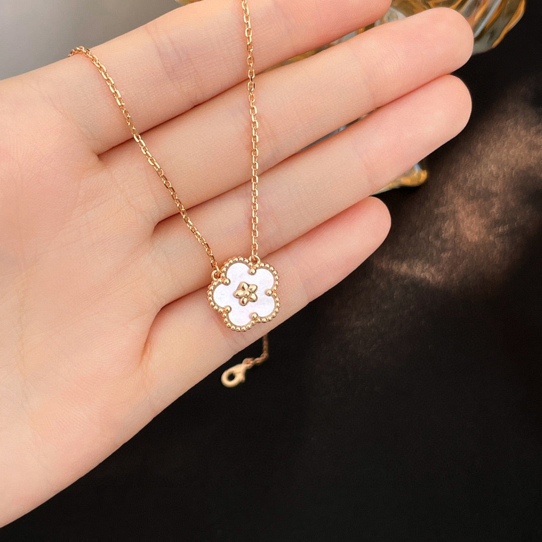 [⭐Maelin]LUCKY  WHITE MOP  PLUM BLOSSOM NECKLACE