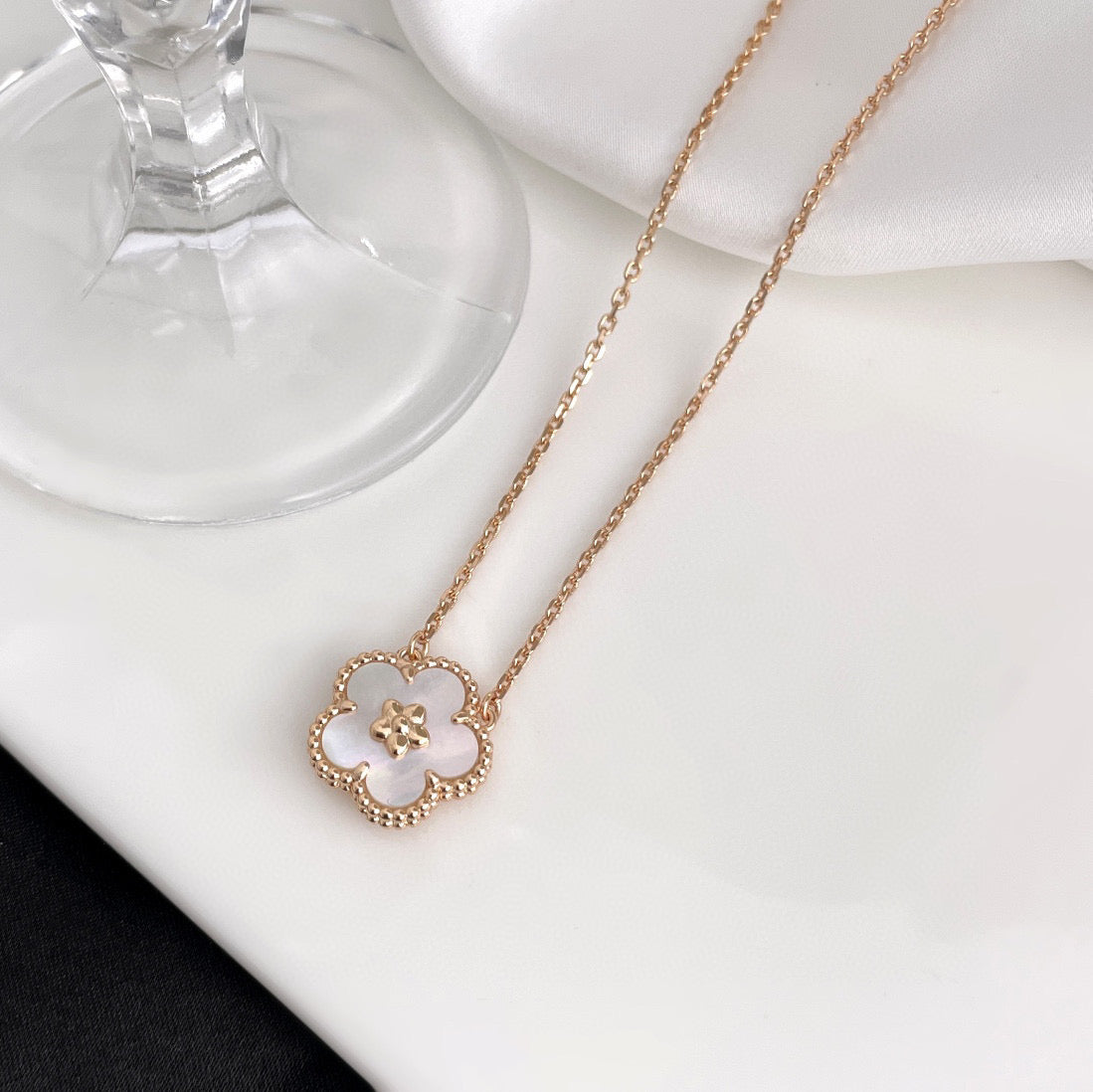 [⭐Maelin]LUCKY  WHITE MOP  PLUM BLOSSOM NECKLACE