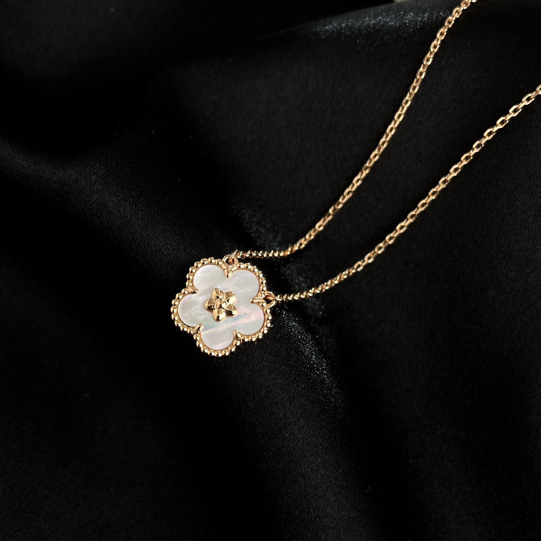 [⭐Maelin]LUCKY  WHITE MOP  PLUM BLOSSOM NECKLACE
