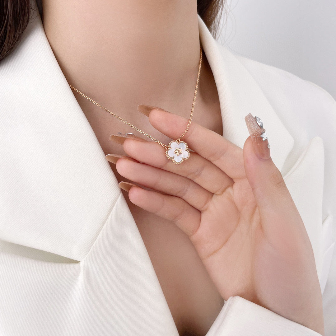[⭐Maelin]LUCKY  WHITE MOP  PLUM BLOSSOM NECKLACE