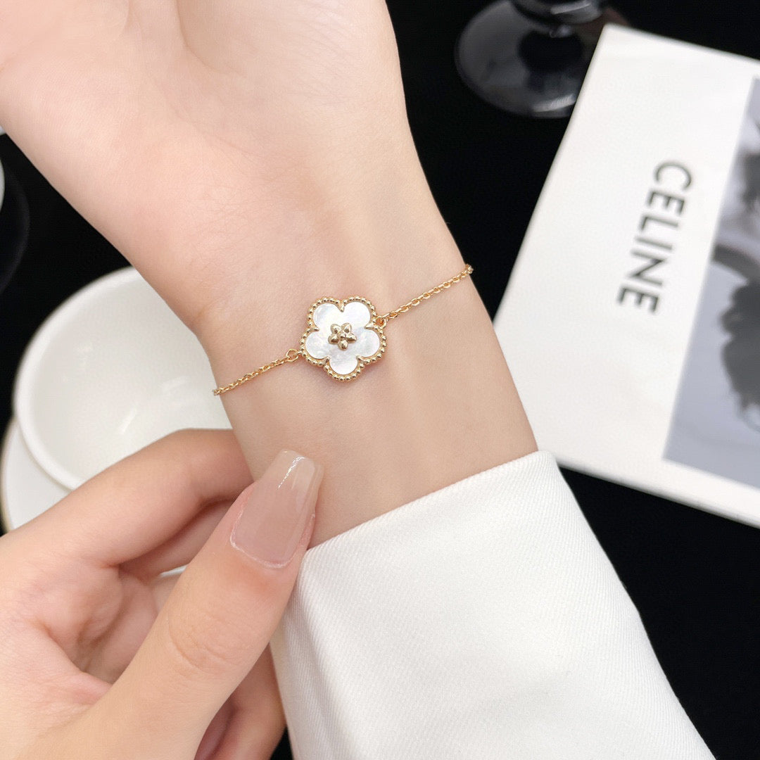 [⭐Maelin]LUCKY WHITE MOP PLUM BLOSSOM  BRACELET