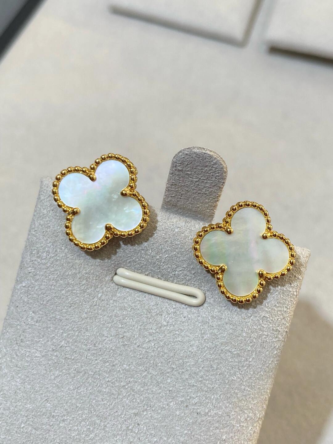 [⭐Maelin] CLOVER LARGE (20mm) 1 MOTIFS WHITE MOP STUD EARRINGS