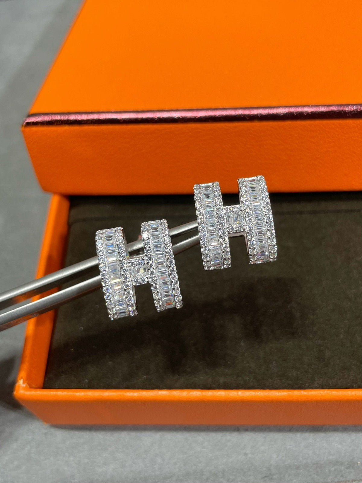 [⭐Maelin]H STUD EARRINGS WITH SILVER DIAMONDS