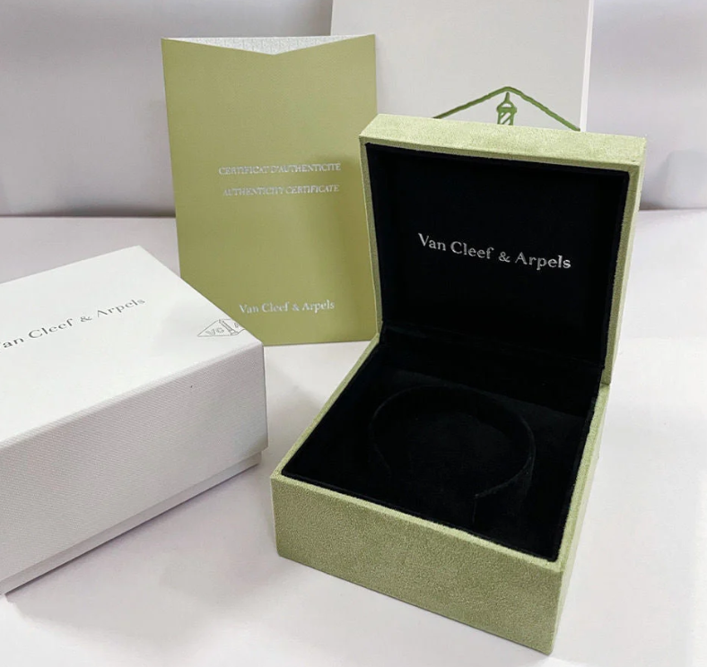 [⭐Maelin]CLOVER 15MM LASER NECKLACE AND BOX