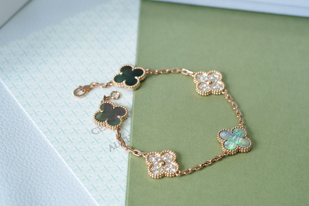 [⭐Maelin] CLOVER 5 MOTIF GRAY MOP BRACELET COLLECTION