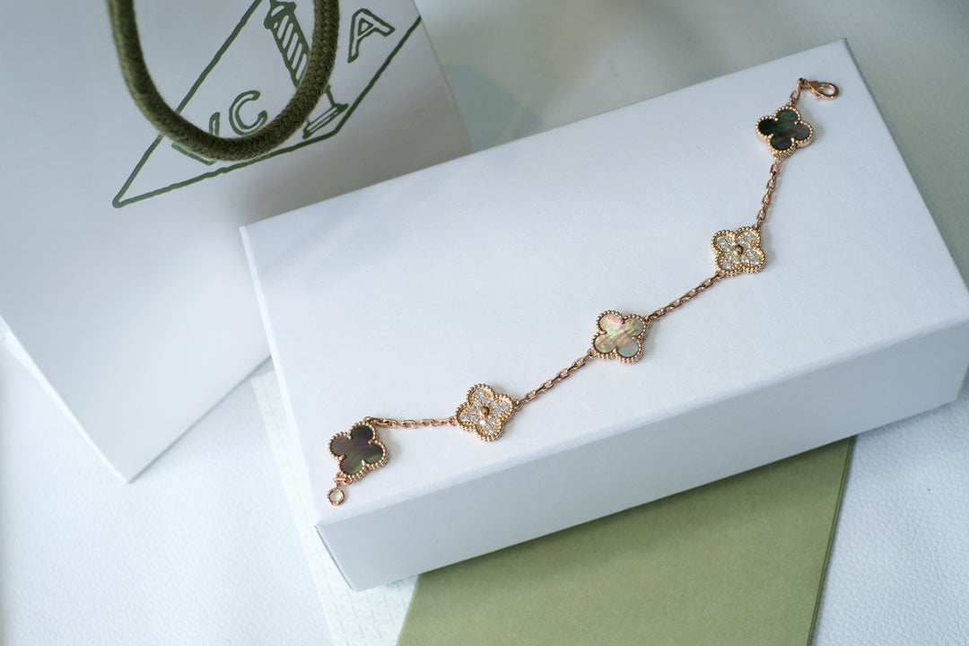 [⭐Maelin] CLOVER 5 MOTIF GRAY MOP BRACELET COLLECTION