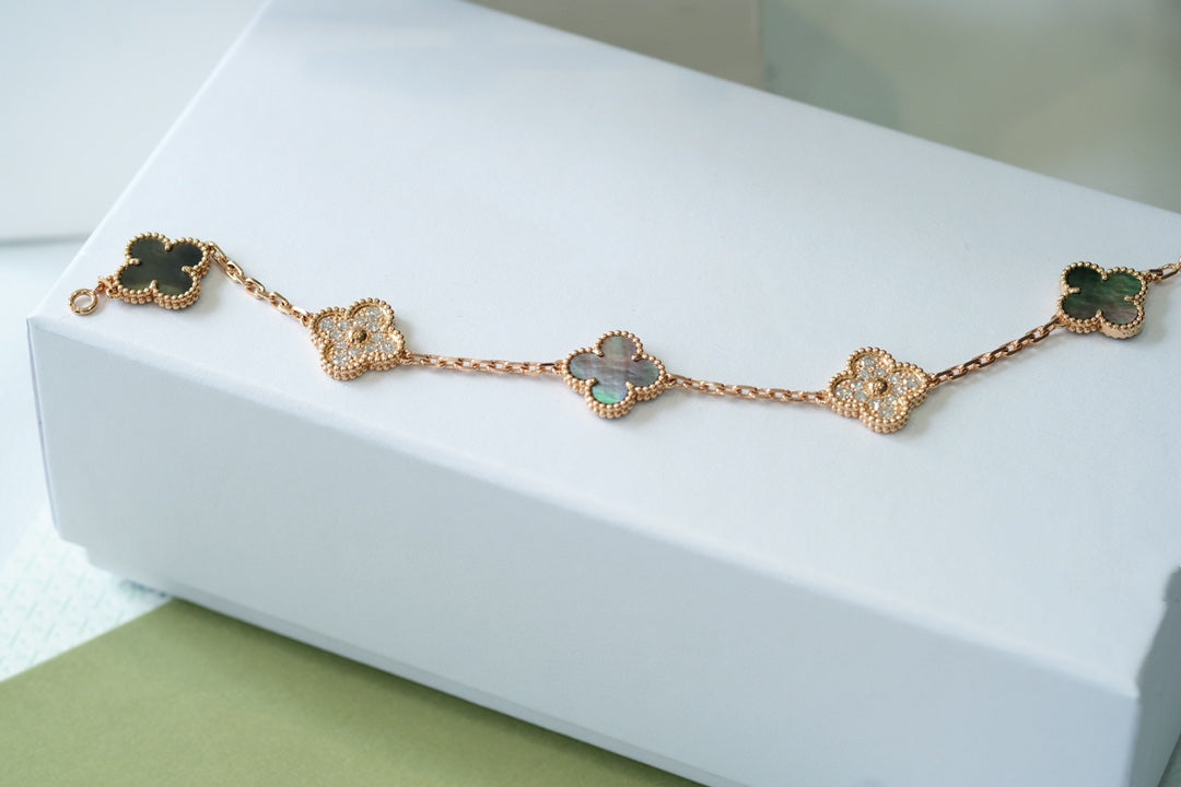 [⭐Maelin] CLOVER 5 MOTIF GRAY MOP BRACELET COLLECTION